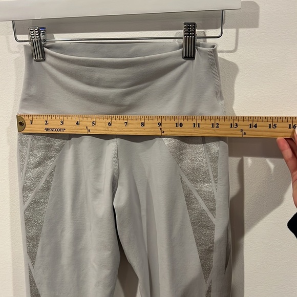 ALO YOGA light gray with silver detail leggings size small - Picture 5 of 6